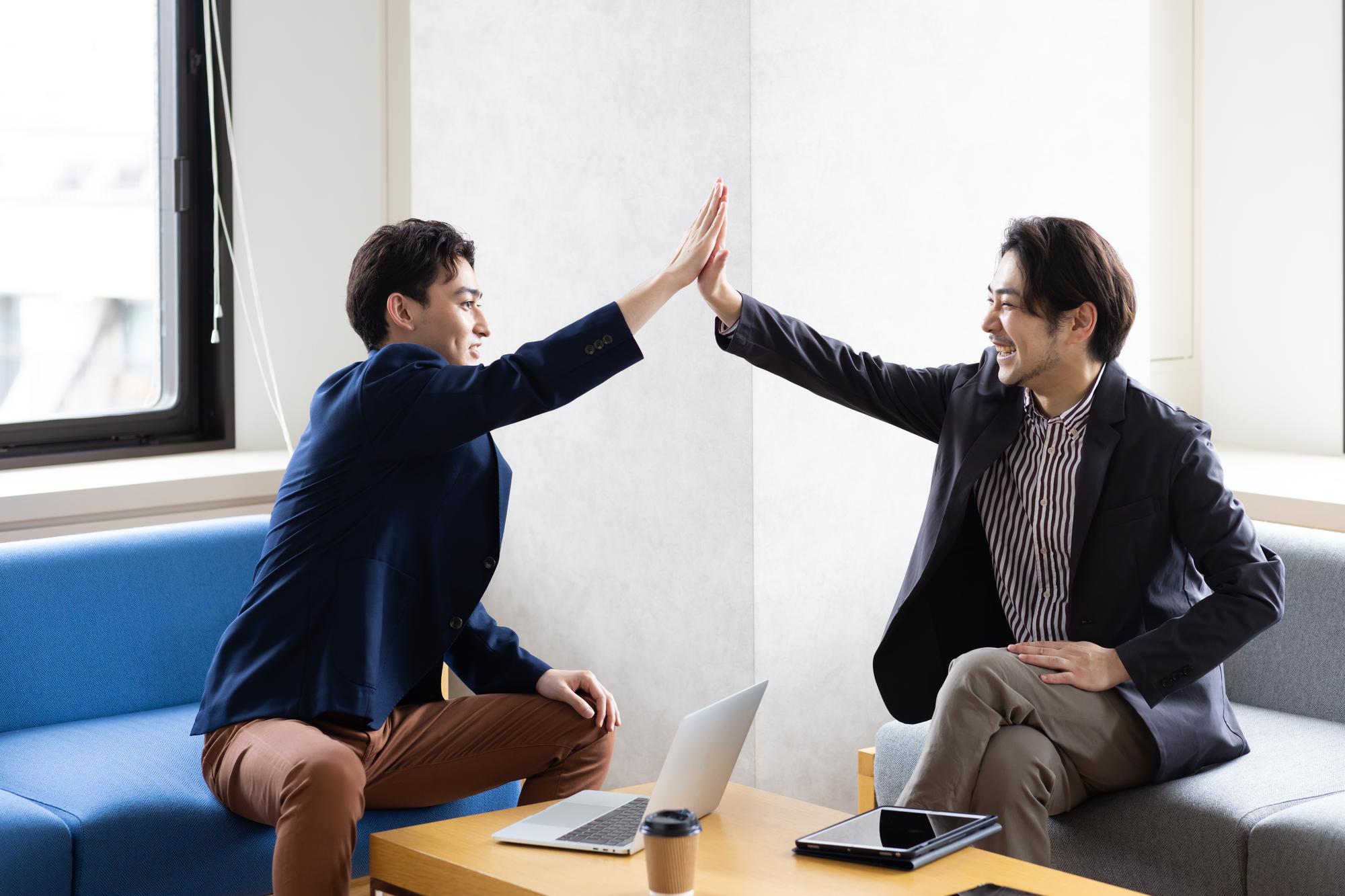 ハイタッチ営業とは？メリットや有効な営業手法を解説