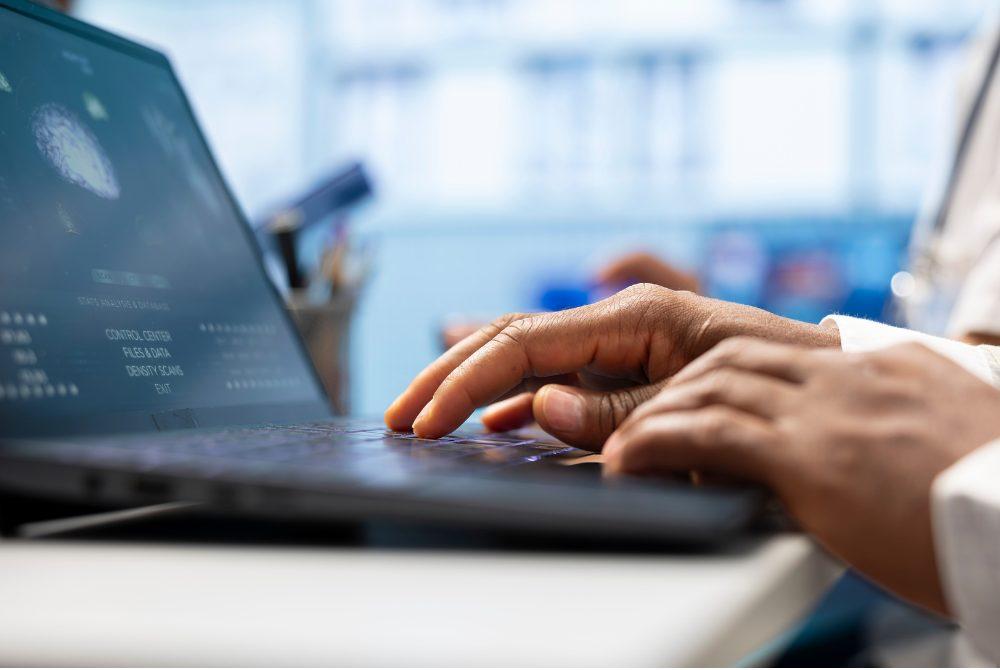 法人営業をAIで効率化する方法とは？6つの活用例やおすすめツールをご紹介