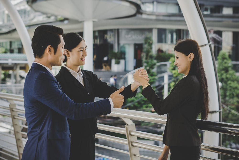 AIで名刺管理はできる？活用する方法やおすすめアプリ・ツールもご紹介