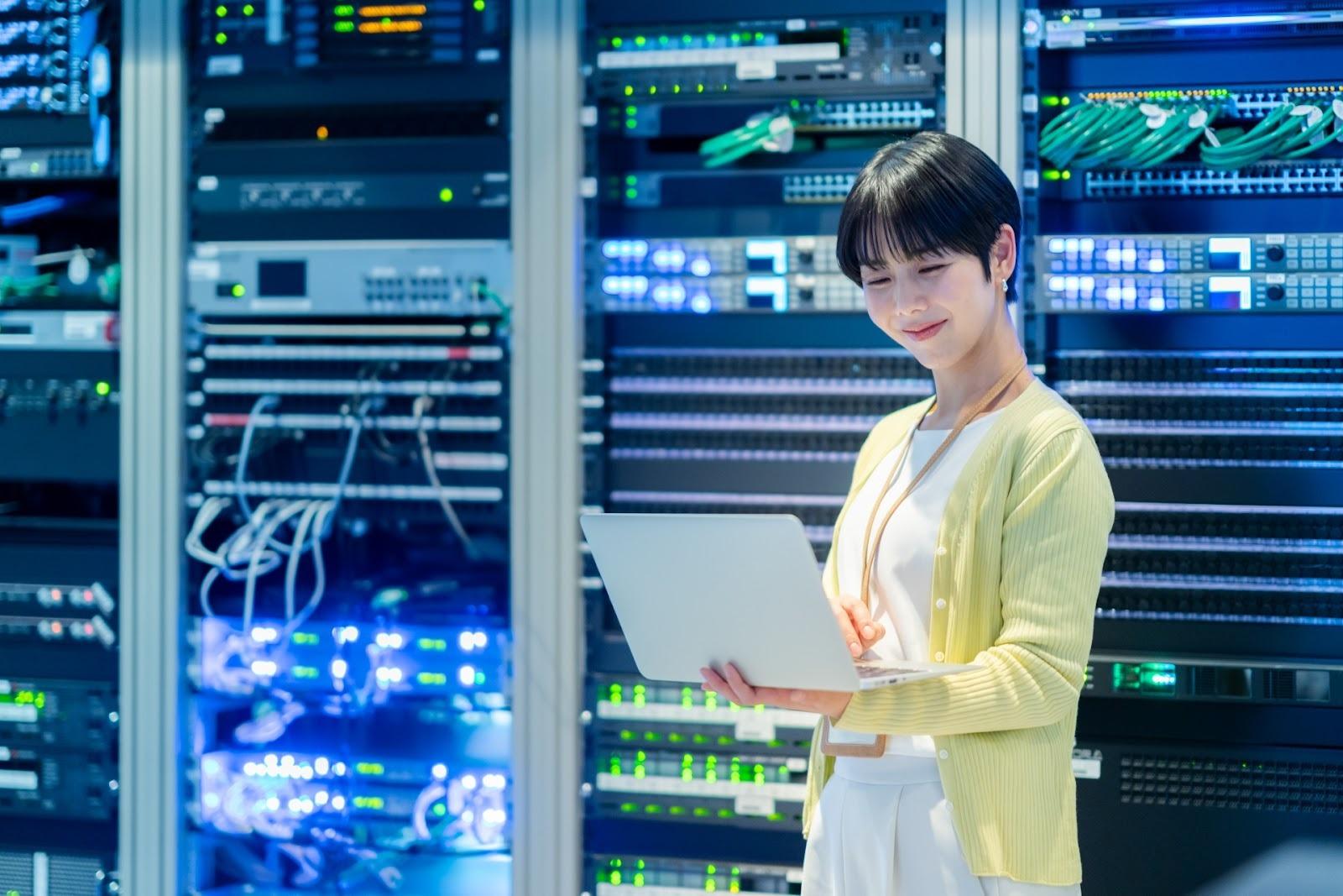 データウェアハウスの活用事例|導入効果や選定のポイントも解説